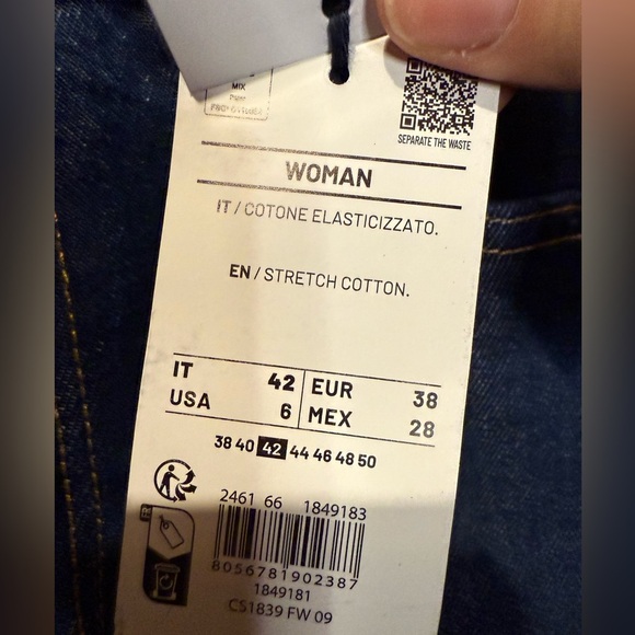 Piombo Women’s Dark Wash, size 6, Blue Denim Women's Jeans, 26” inseam - Picture 4 of 4